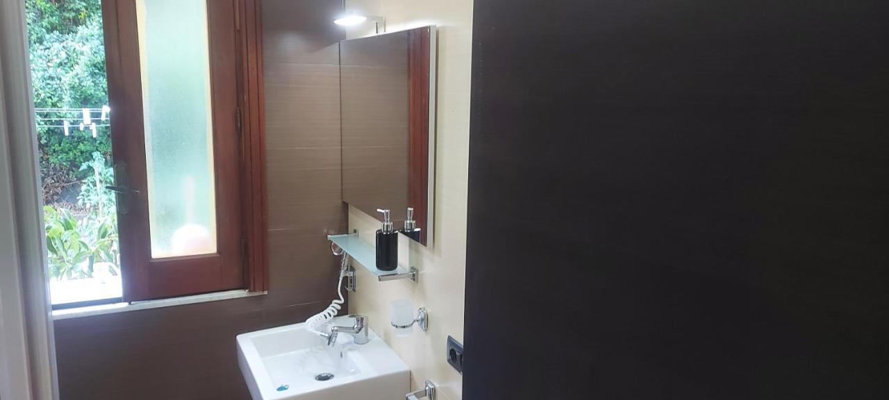 Stanza In Villa Con Giardino Con Box Doccia Idromassaggio Rent A Car Aci Bonaccorsi Buitenkant foto